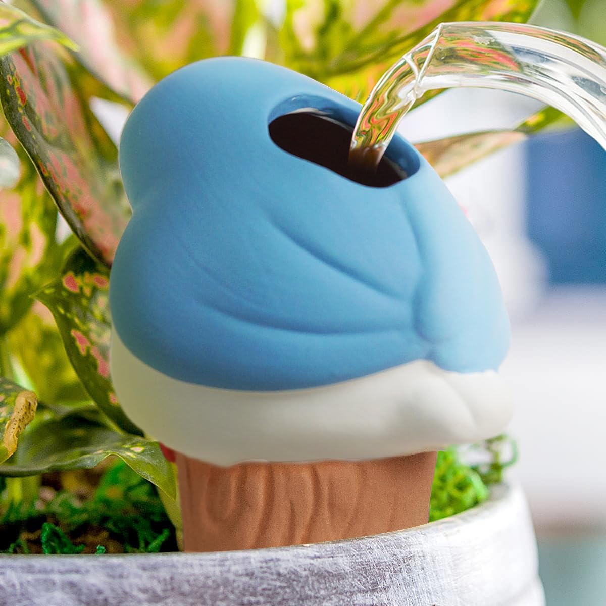 Bird Shaped Plant Watering Globes(Bule 4ps) Plants Suitable for Indoor and Outdoor Use Should be Kept Constantly Moist. The Interesting Shape Makes The Garden More Interesting and Beautiful.