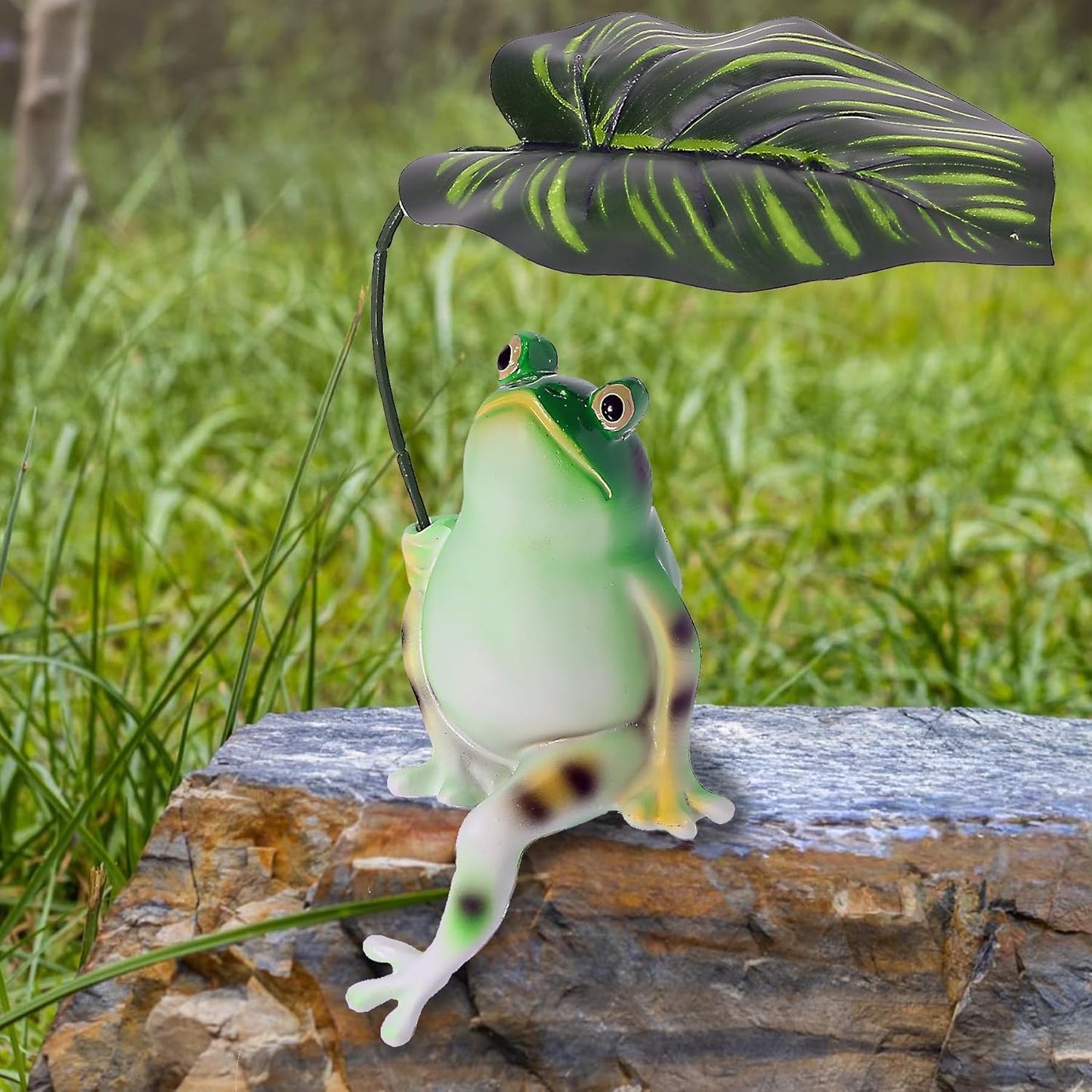 Frog Statue for Garden Outdoor Resin Frog with Leaf Umbrella Patio Lawn Porch Yard Indoor Home Decoration, Birthday Holiday Decor for Women Mom Grandma Garden Lovers
