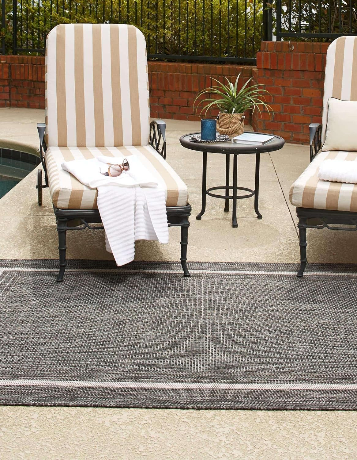 Unique Loom Outdoor Border Collection Area Rug - Soft Border (5' 3" x 7' 1" Rectangle Black/Ivory)