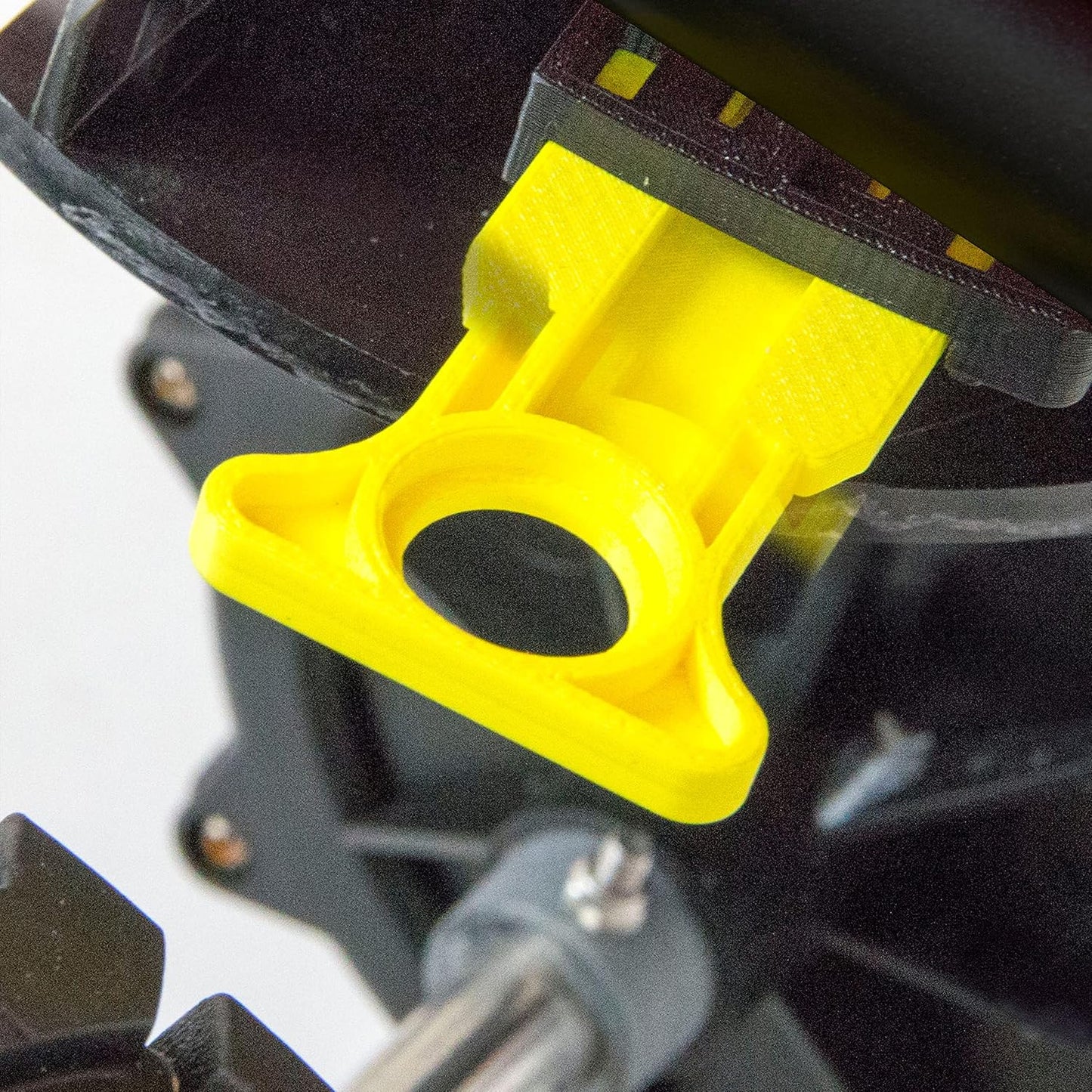 Chapin International 8304C 100-pound Contractor Turf Broadcast Spreader, 1-Pack, Black